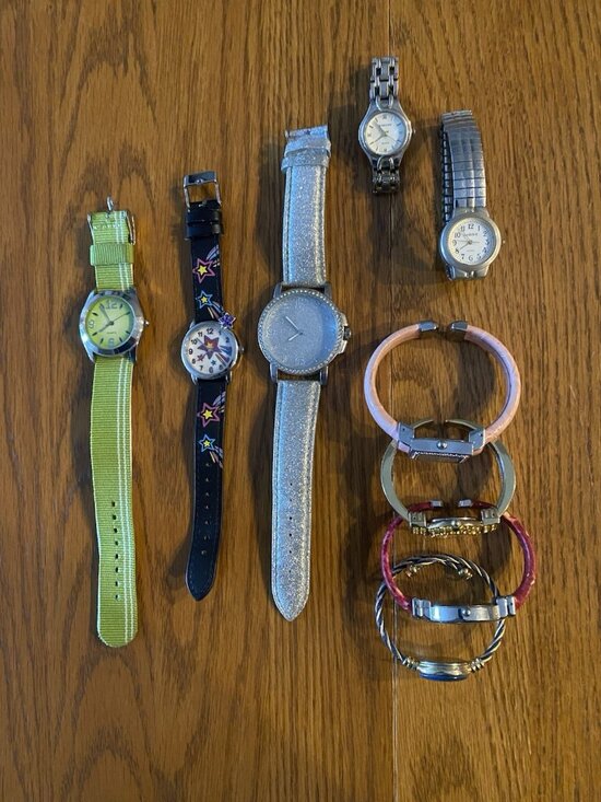 Fashion Watches ++ Lot Of 9- Preowned- New Batteries- All Work main image 4